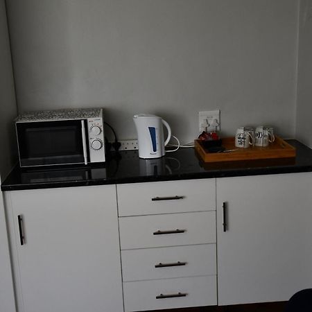 Friendz Guesthouse Κνύσνα Δωμάτιο φωτογραφία