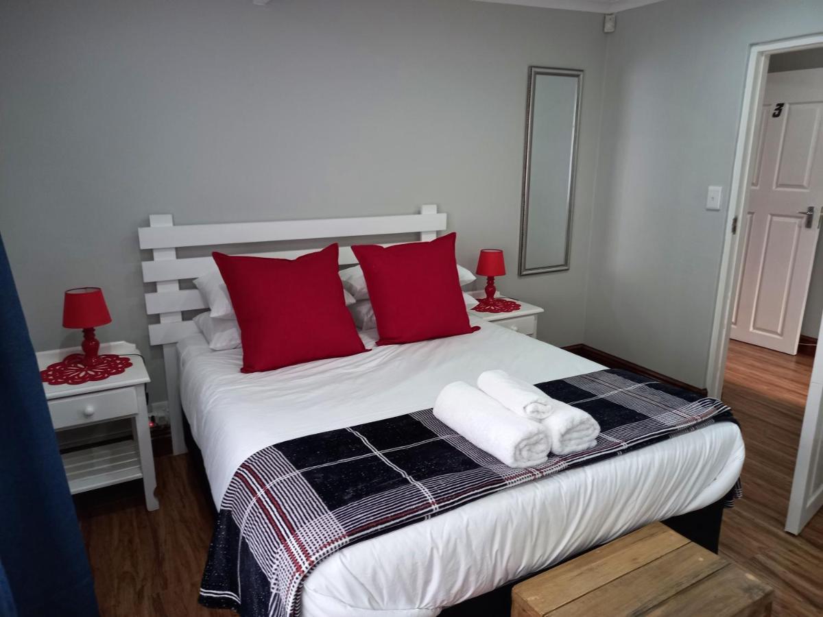 Friendz Guesthouse Κνύσνα Εξωτερικό φωτογραφία