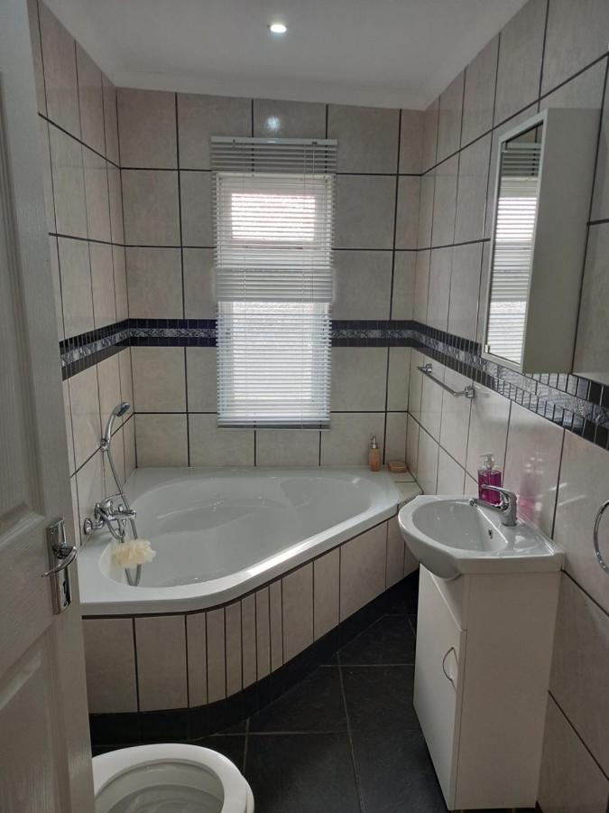 Friendz Guesthouse Κνύσνα Εξωτερικό φωτογραφία