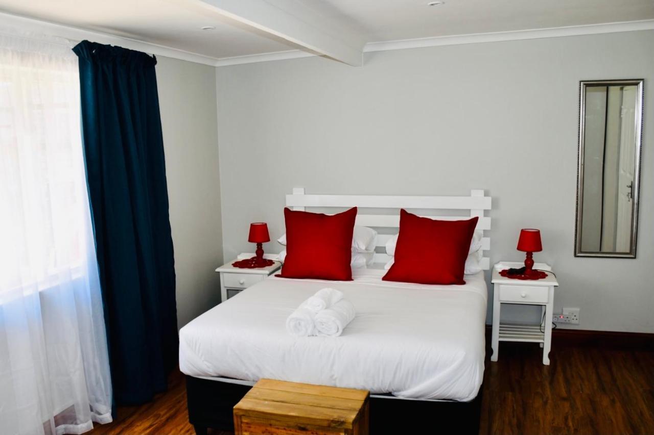 Friendz Guesthouse Κνύσνα Εξωτερικό φωτογραφία