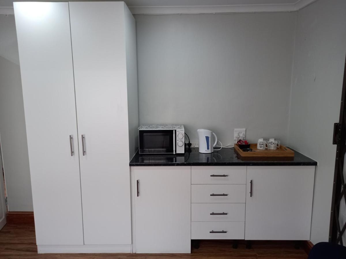 Friendz Guesthouse Κνύσνα Εξωτερικό φωτογραφία