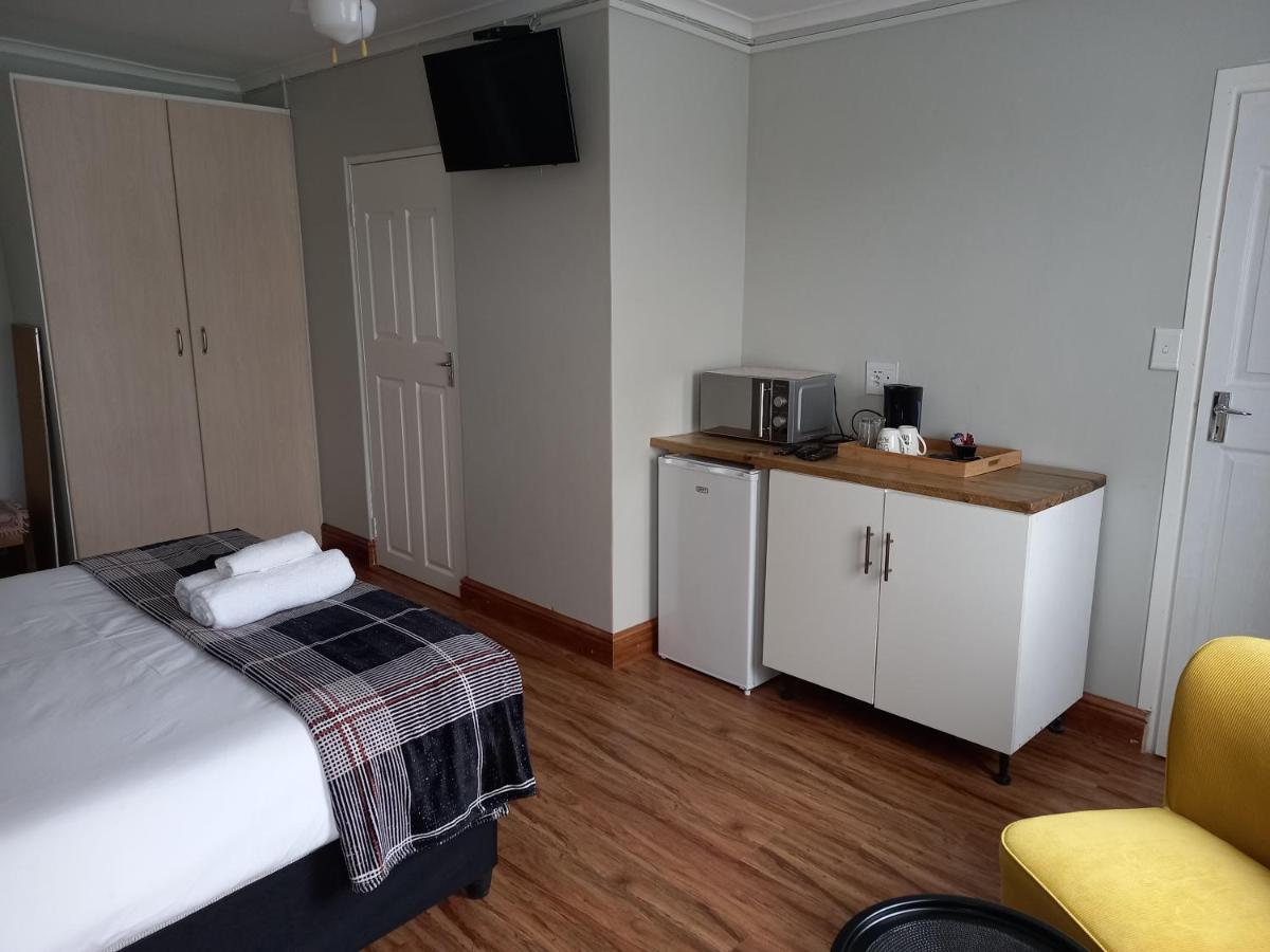 Friendz Guesthouse Κνύσνα Εξωτερικό φωτογραφία