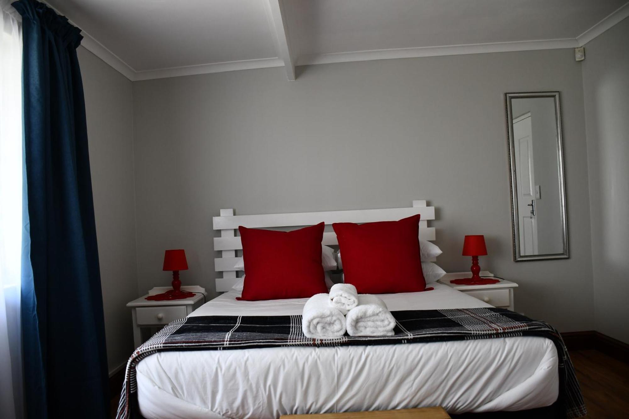 Friendz Guesthouse Κνύσνα Δωμάτιο φωτογραφία