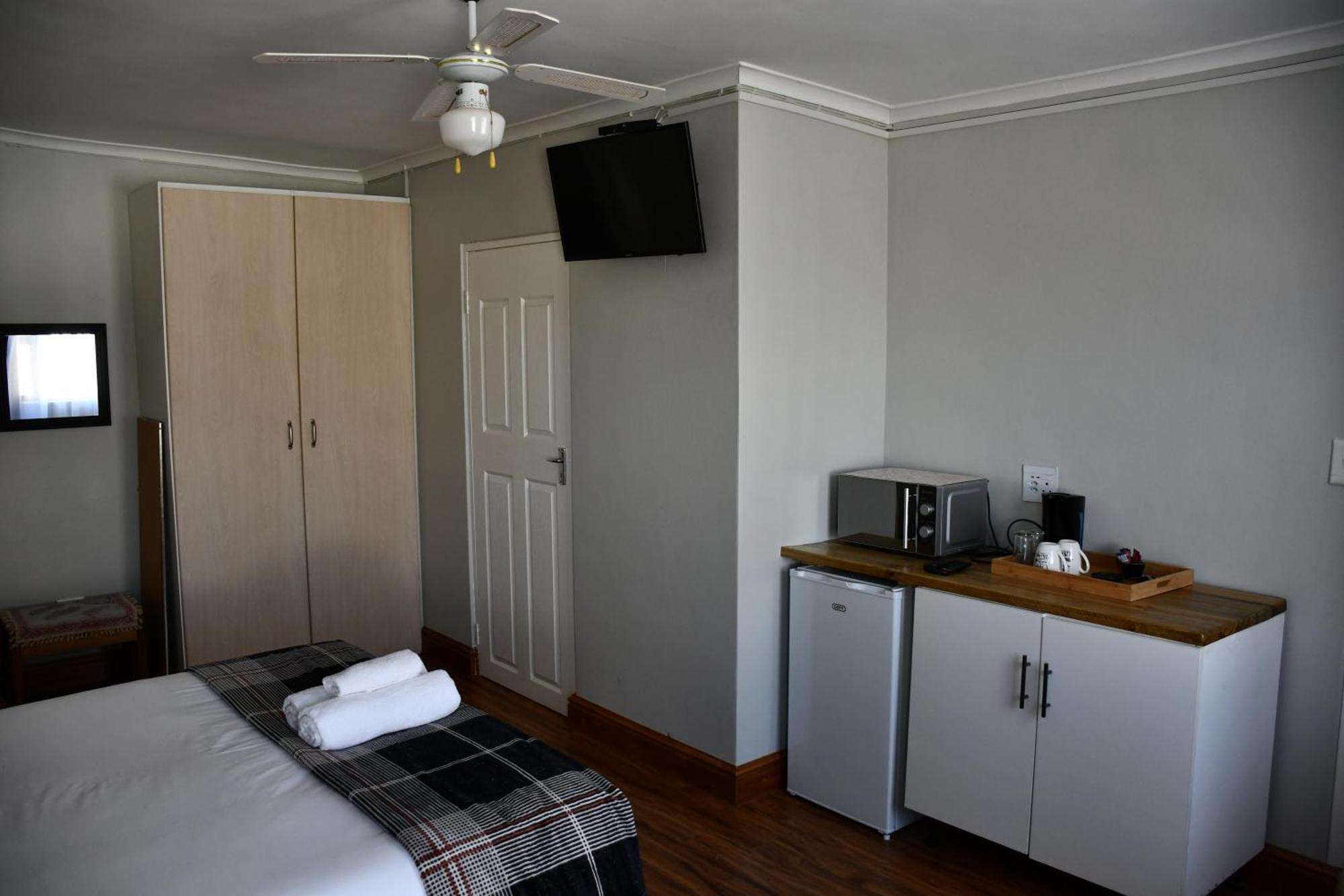 Friendz Guesthouse Κνύσνα Δωμάτιο φωτογραφία