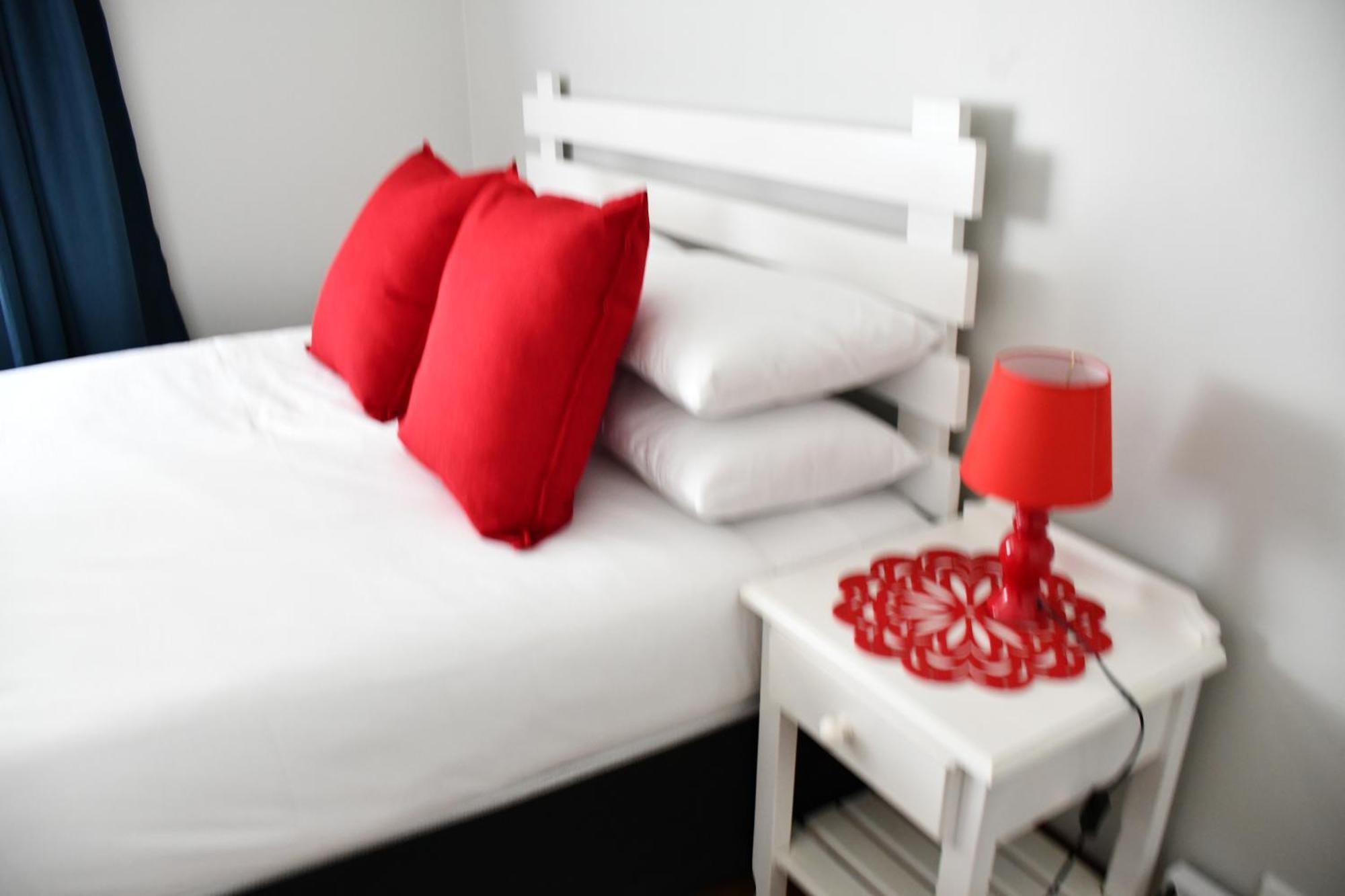 Friendz Guesthouse Κνύσνα Δωμάτιο φωτογραφία