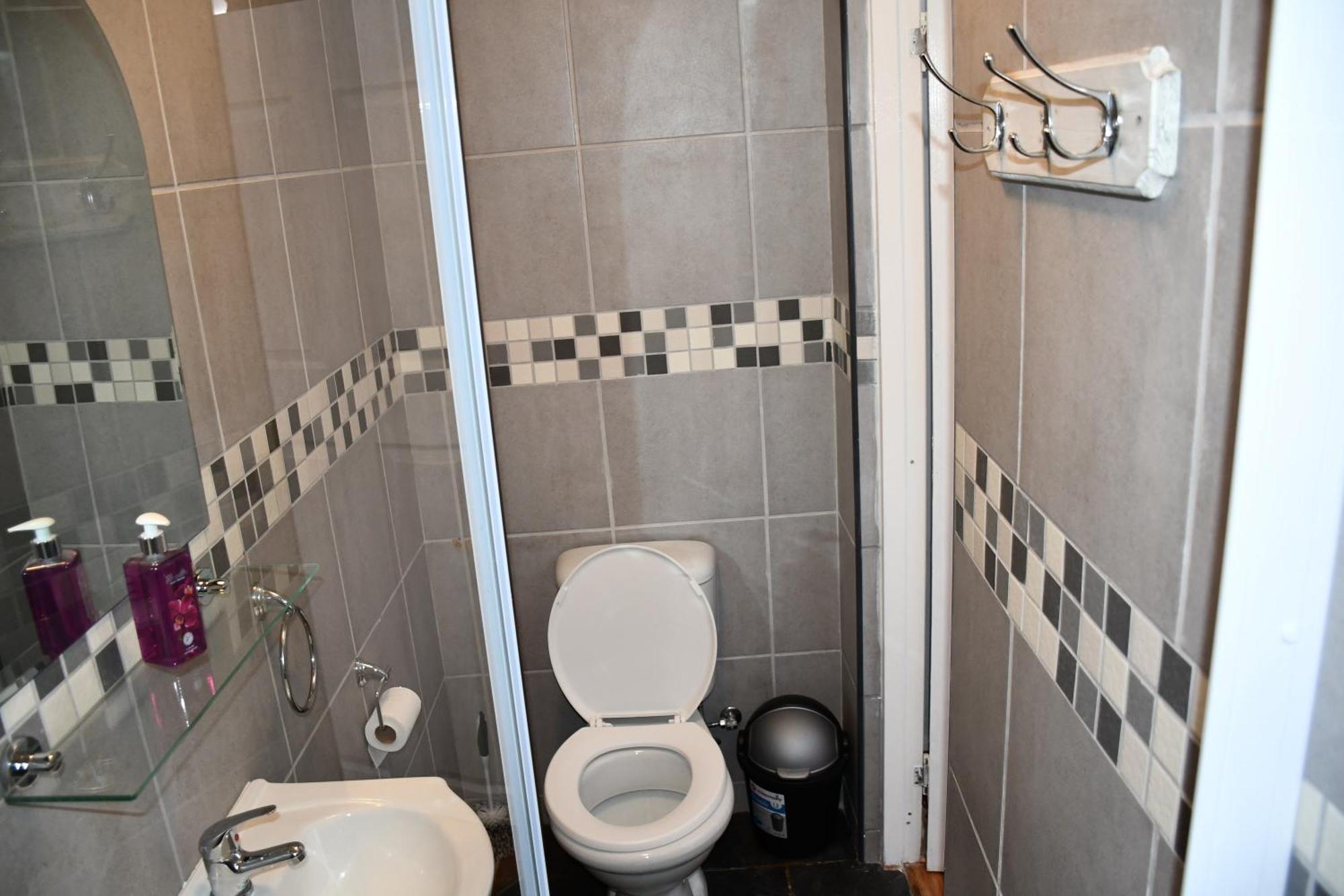 Friendz Guesthouse Κνύσνα Δωμάτιο φωτογραφία