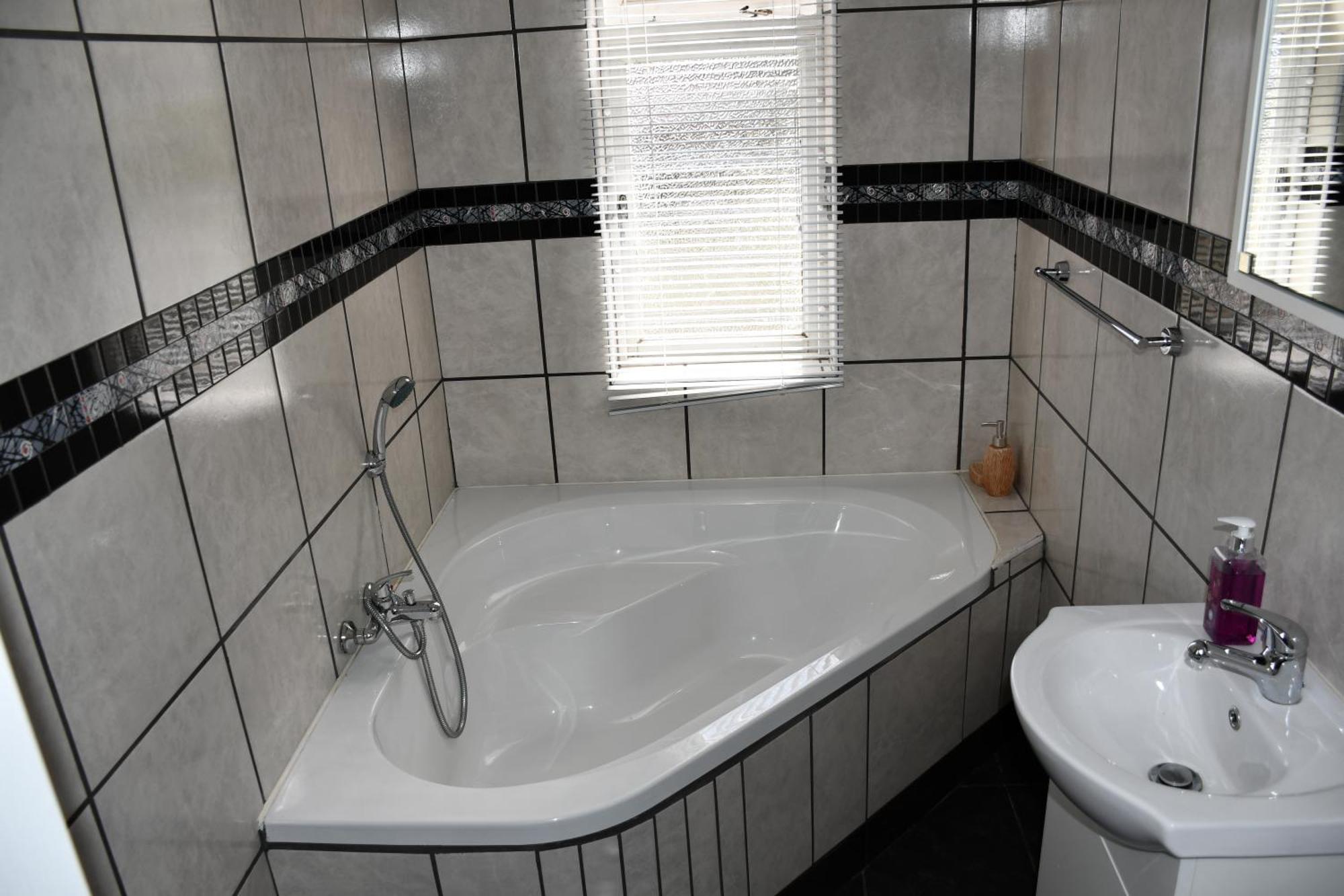Friendz Guesthouse Κνύσνα Δωμάτιο φωτογραφία